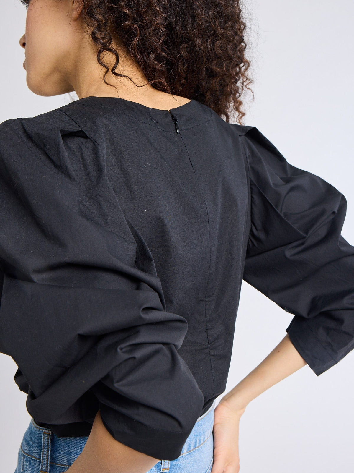 Lila Top in Black — The silhouette